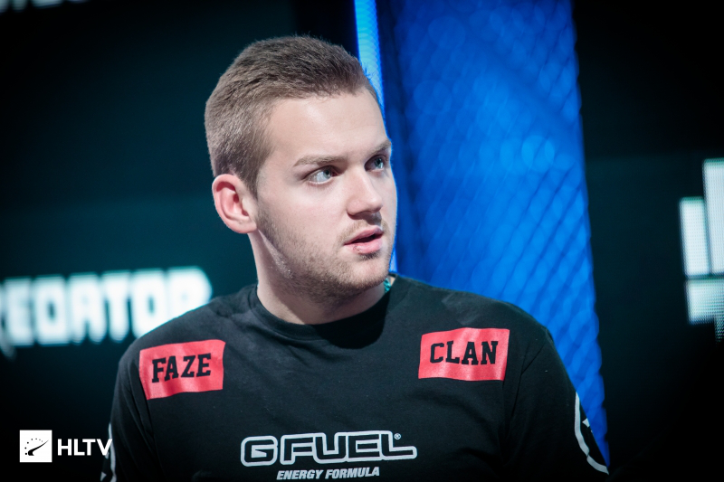 王继德分享了一张与Gugu／王多多的LPL全明星照片：“这两个人真的很帅，对吧？”